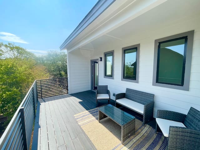 10min to Downtown, Quiet Oasis, New Build! gallery image 3