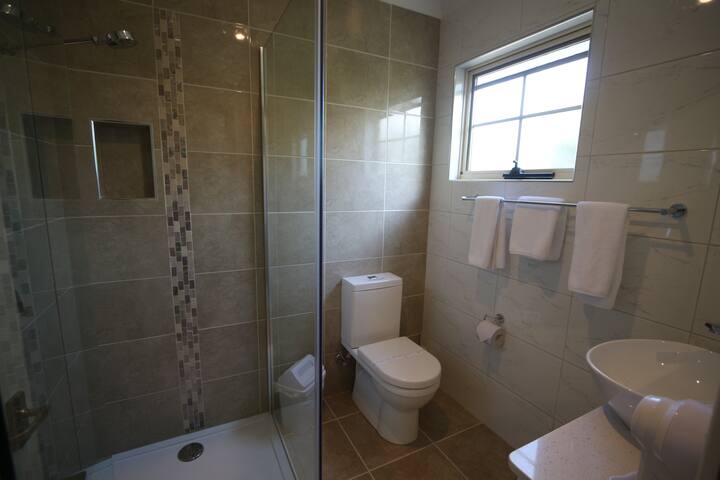 Swan Cottage- 2 bedroom gallery image 2