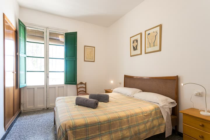 Ოთახი მდებარეობს მე-2 სართულზე. 1.35 საწოლი Ფართო ფანჯრები, რომლებიც მთავარ ფასადზე მდებარე ერთ-ერთ აივანზე გადის.