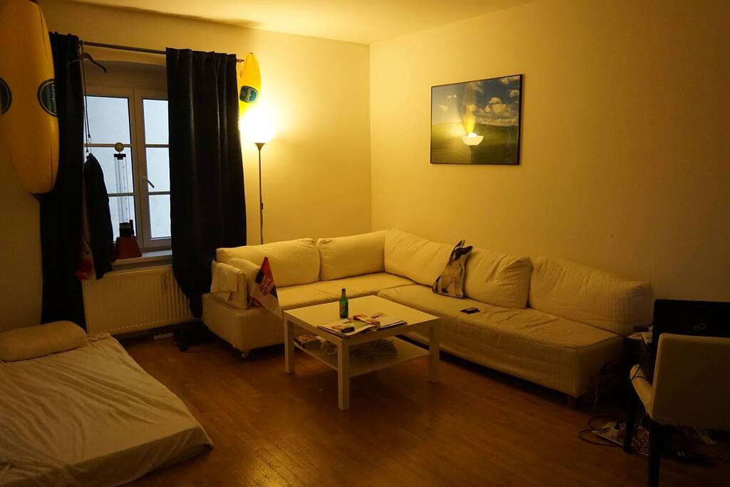 Wohnzimmer mit großer Couch