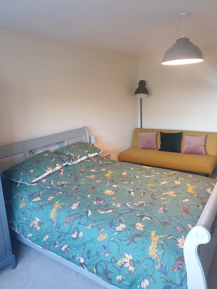 Dormitorio principal grande con sofá cama adecuado para 2 niños y baño privado