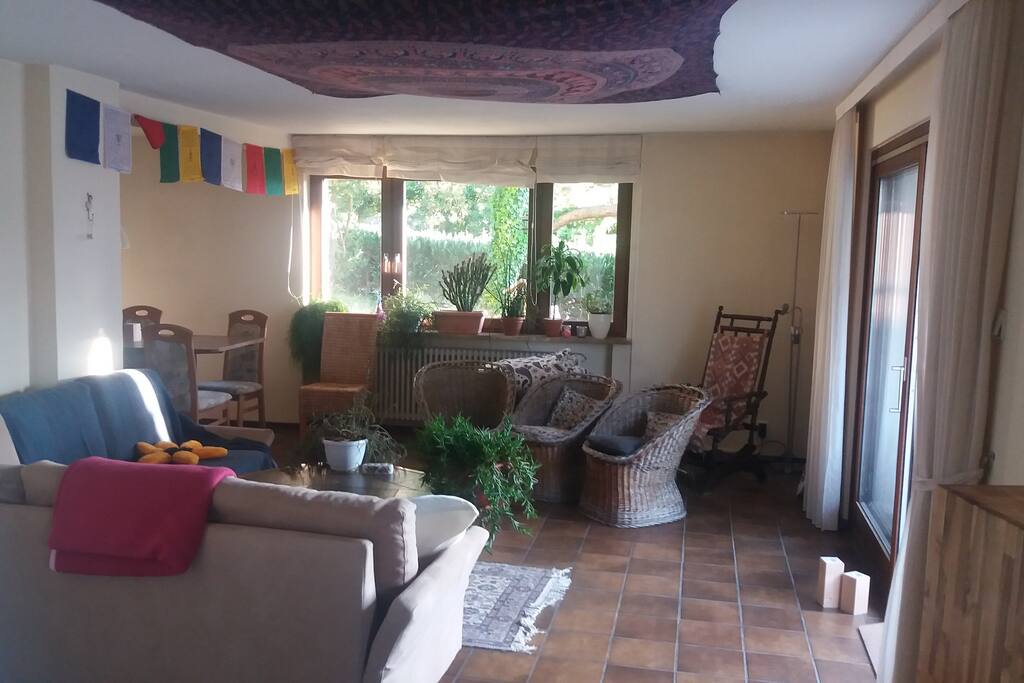 Das Wohnzimmer und Esszimmer (links)