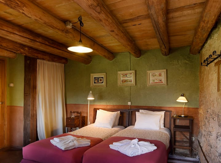 Спална соба на долниот кат со шпорет на дрва