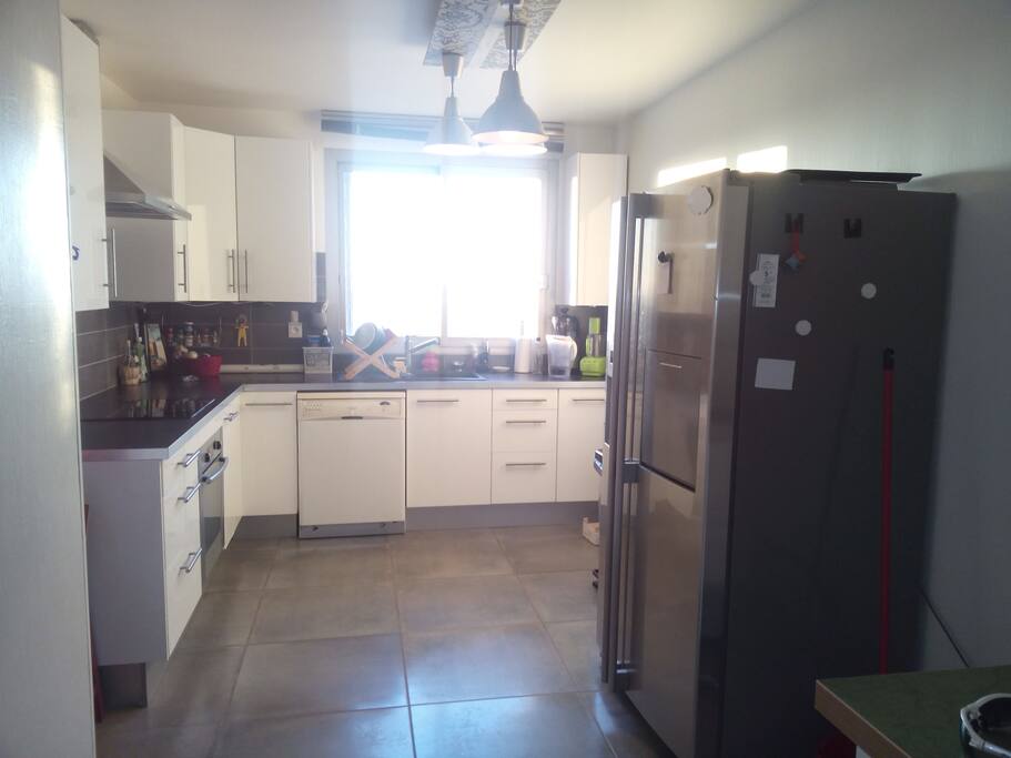 Voici la méga cuisine avec frigo américain, lave-vaisselle et strictement tout pour cuisiner ( magimix, machine à smoothie , à gaufres, à raclette, cuiseur de riz ....etc )
