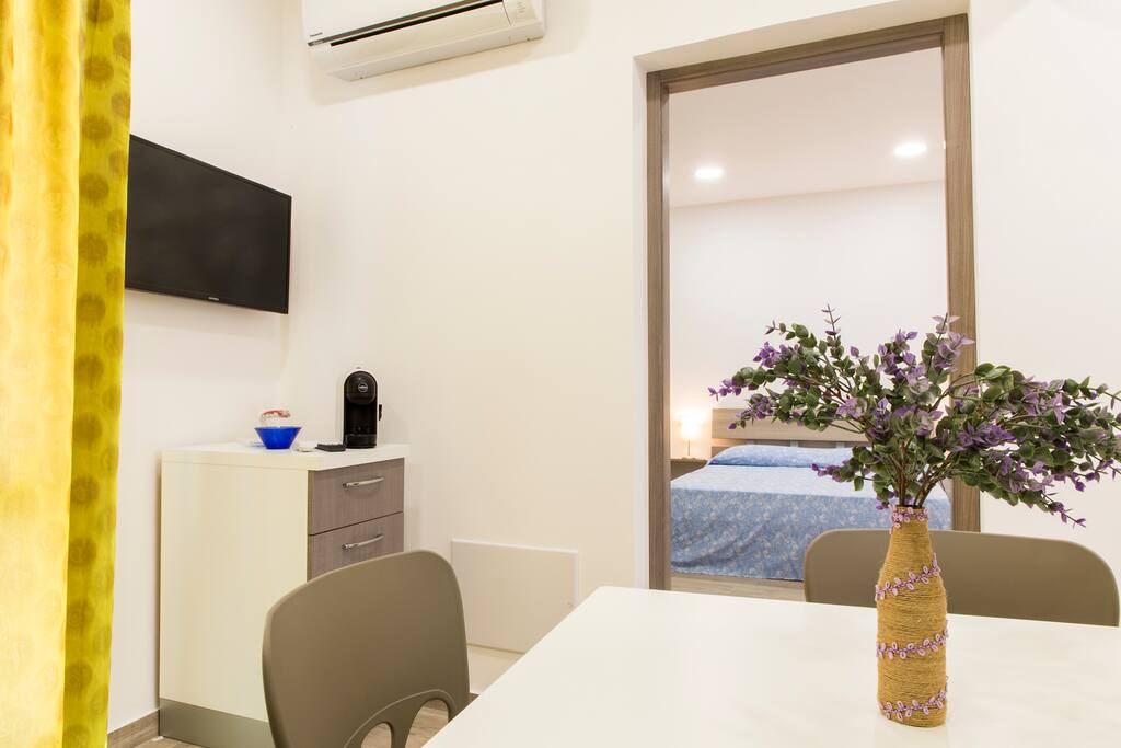 Soggiorno/cucina e vista in camera da letto