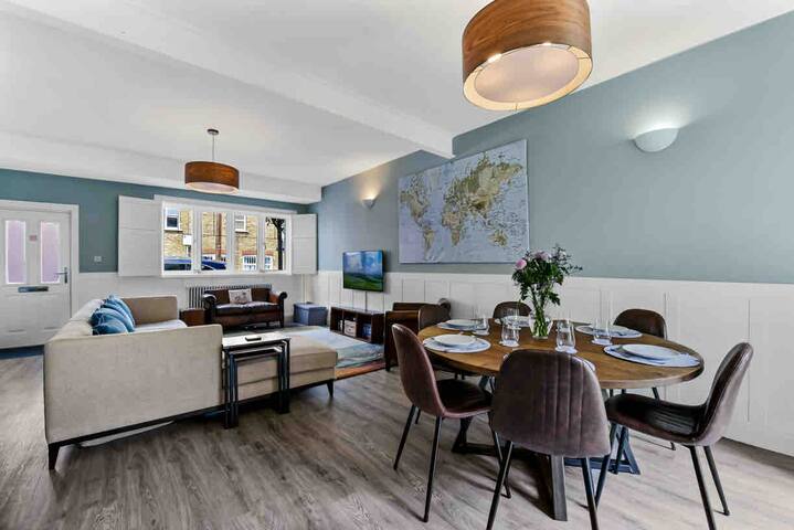 Spacious 4 Bedroom House on Central & Quiet Street gallery image 2