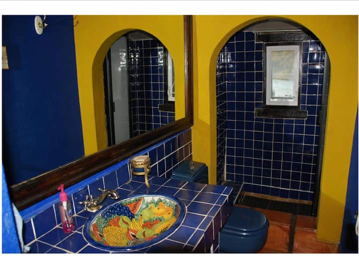 Заеднички простор во бањата со двојна спална соба. 3.