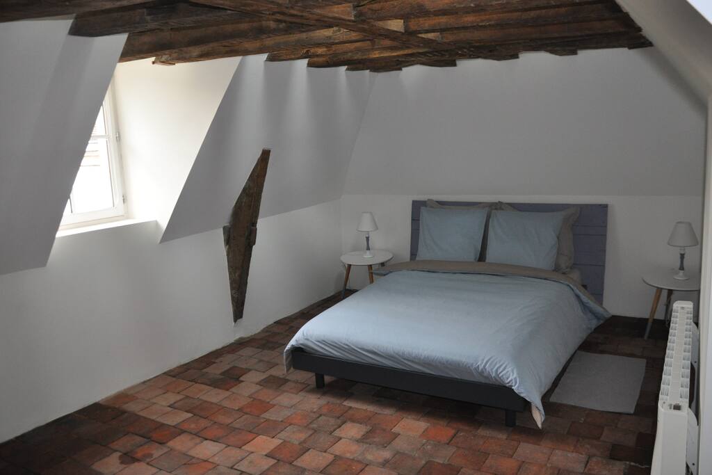 La chambre de La Tour est équipée d'un lit 140x190, d'un téléviseur écran plat et d'un accès WiFi.