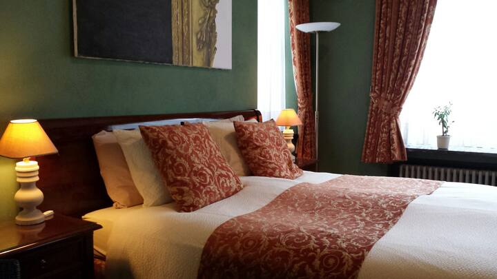De 2 persoons kamer "Van Gogh". Op aanvraag ook met 2 aparte 1 persoons bedden of een extra bed voor een derde persoon. 