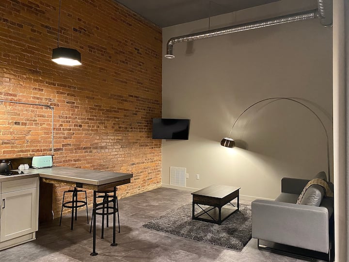 The Grand Hideout In Downtown Grand Forks - Grand Forks