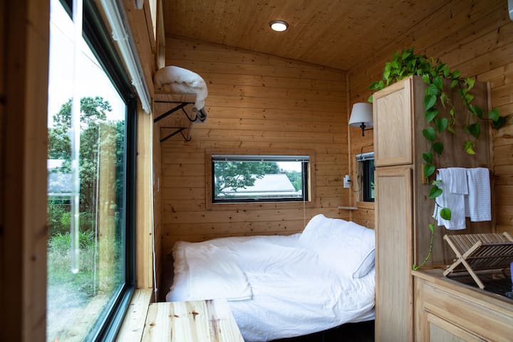 Queen size memory foam mattress - comfy!