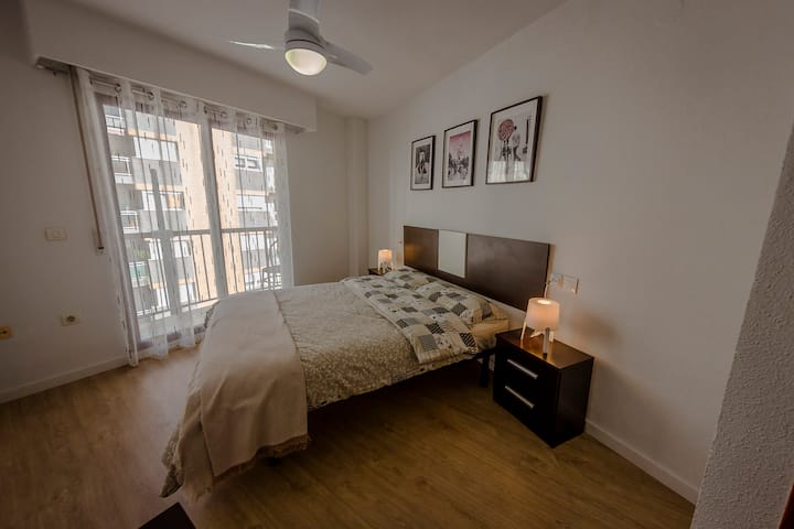 Soba 1. Ima vanjski prozor, vlastiti balkon i  2 velika ugradbena ormara. Veličina Doble. Ima kupaonicu s WC-om. 