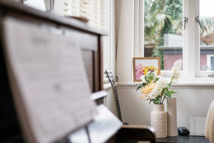 Lovely Family Home Close to Manly! gallery image 4