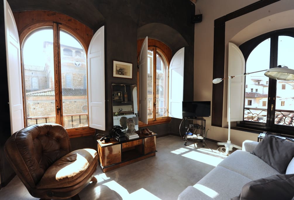 Bright living room with view over San Lorenzo Basilica