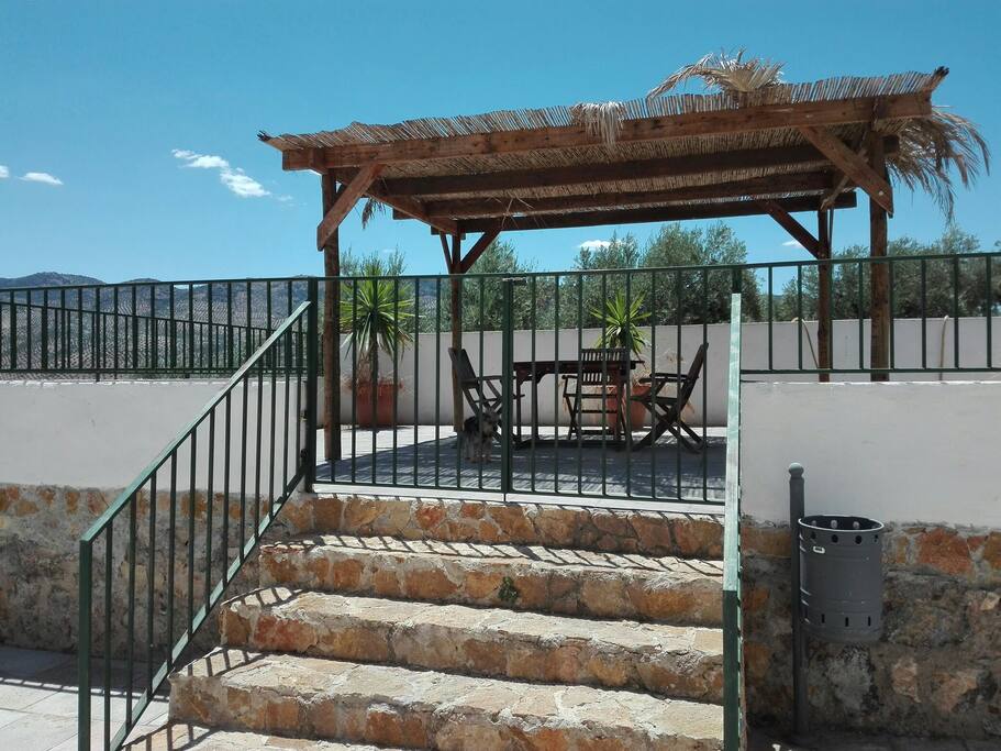 debajo la Pérgola se puede comer tranquilamente y disfrutar de las vistas preciosas.