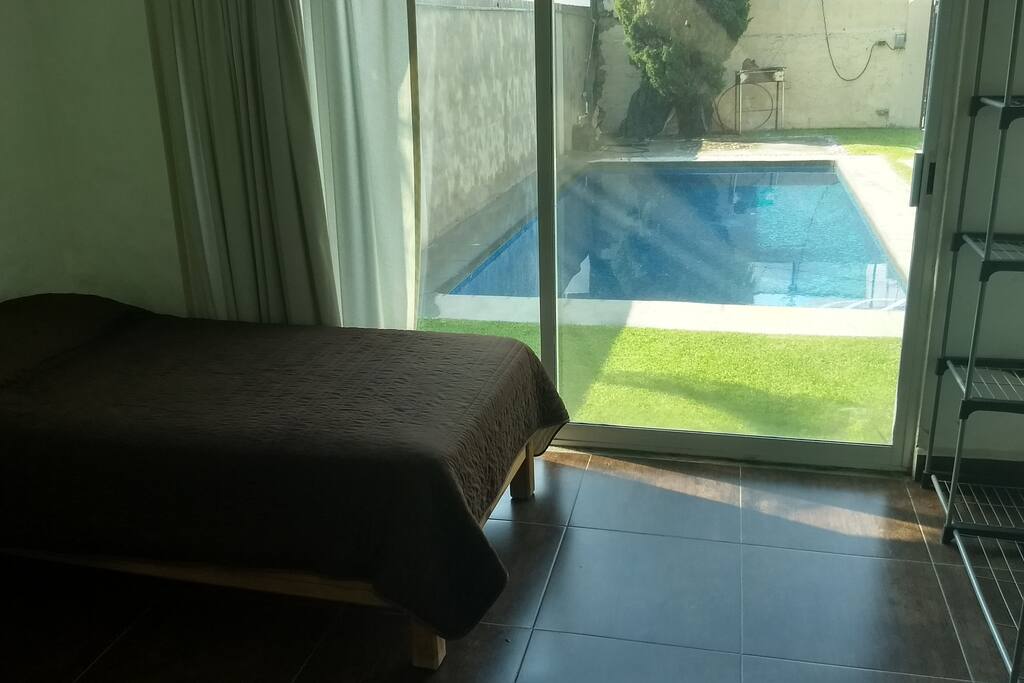 Recamara planta baja con salida al jardín y alberca