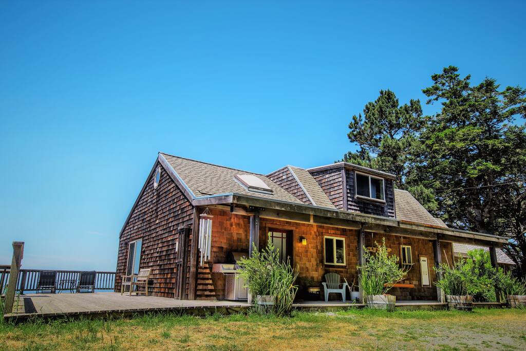 Baleen offers a spacious, 2-floor layout with top-line furnishings focused on class and comfort, local artwork, spectacular views, ultimate privacy, landscaped gardens, and a wrap-around deck overlooking Navarro Beach and the mighty Pacific.