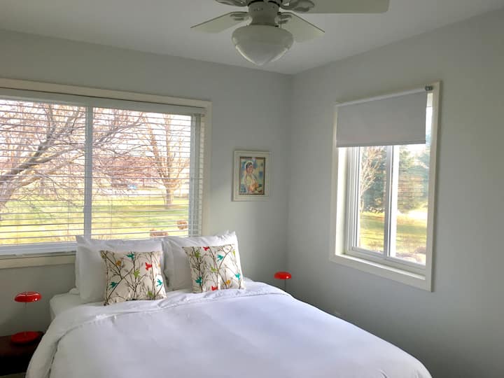 CHUMBA CHA 2 CHA KULALA: ghorofa kuu, kitanda cha malkia, kabati, feni ya dari, dirisha lenye mandhari nzuri ya ua wa mbele. Bafu kamili la ghorofa kuu pembeni. 