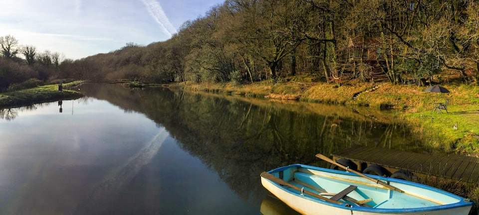 An off-grid treehouse above a hidden lake, Eworthy, Devon, United Kingdom, photo 2 of 10
