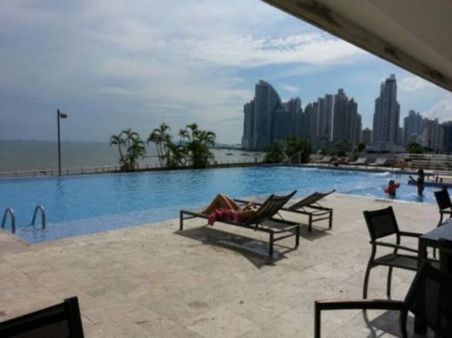 Hermosa area social con piscina infinity, jacuzzi, baño de vapor, sauna y GYM.