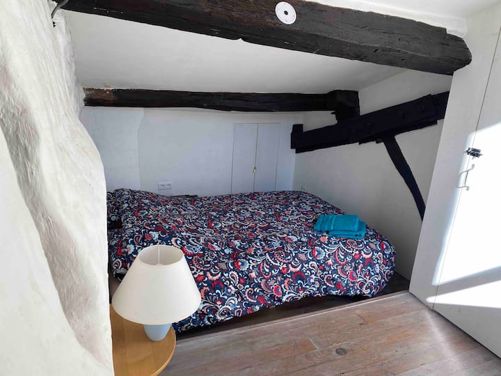 Troisième chambre mansardée. 
Avec lit double et rangement 
