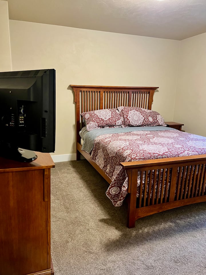 Dormitorio con cama tamaño queen. 