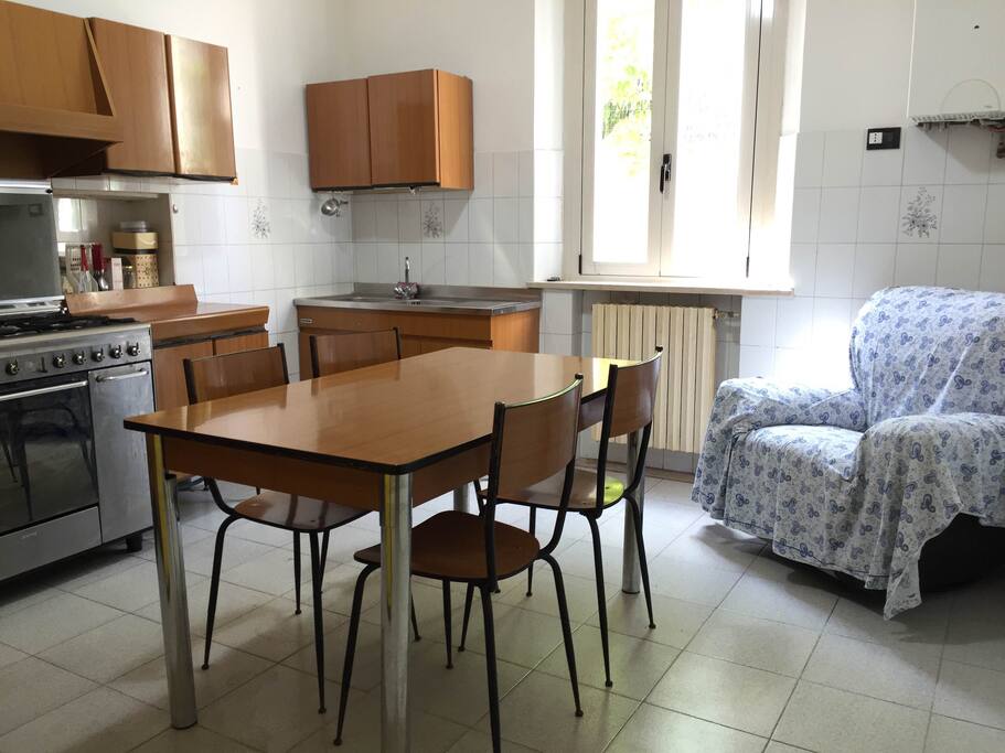 Cucina con ogni servizio:frigorifero,forno a micro onde,fornelli e forno,lavabo e stoviglie