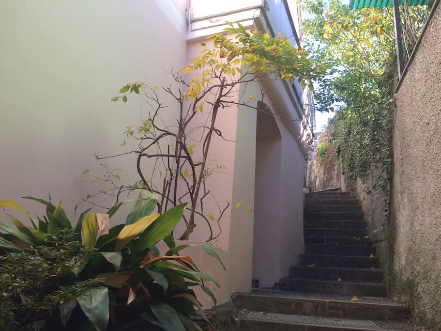 ... Casa Pastine, to be reached in 5 minutes from the central parking on a typical Ligurian footpath