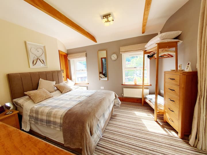 Spálňa s manželskou posteľou