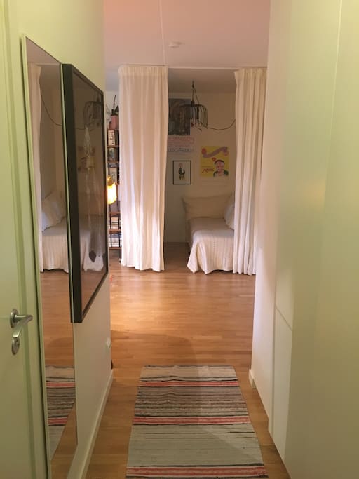 Hall mot vardagsrum och tv-hörna