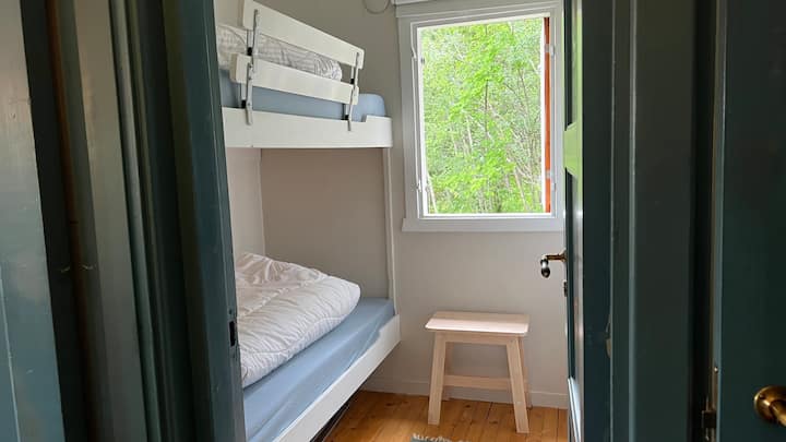 4号卧室在楼上。上下铺。 