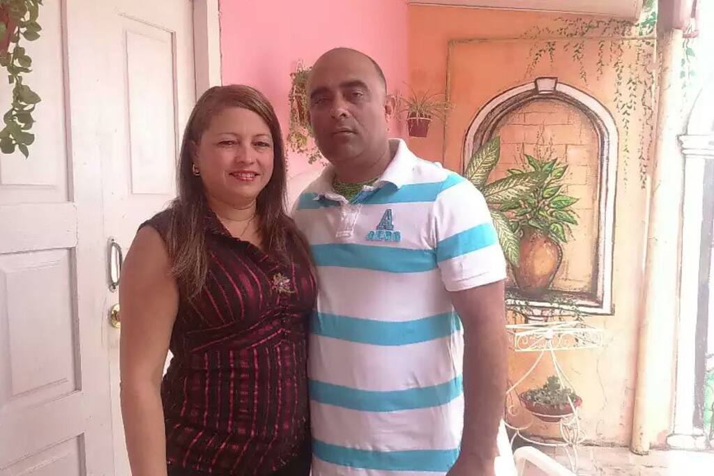 Nuñez y Graciela nuestros coanfitriones y responsables de hacer de su estancia en casa verdaderos días inolvidables