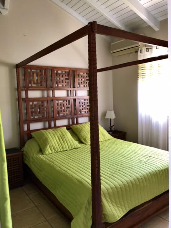 غرفة النوم الثانية مكيفة الهواء بسرير بأربعة ملصقات 