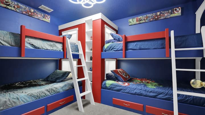Chambre sur le thème des super-héros avec 4 lits superposés