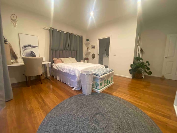 غرفة نوم تضم سريرين كوين 2 مع حمام داخلي ومدخل خارجي منفصل. تحتوي على مروحة سقف