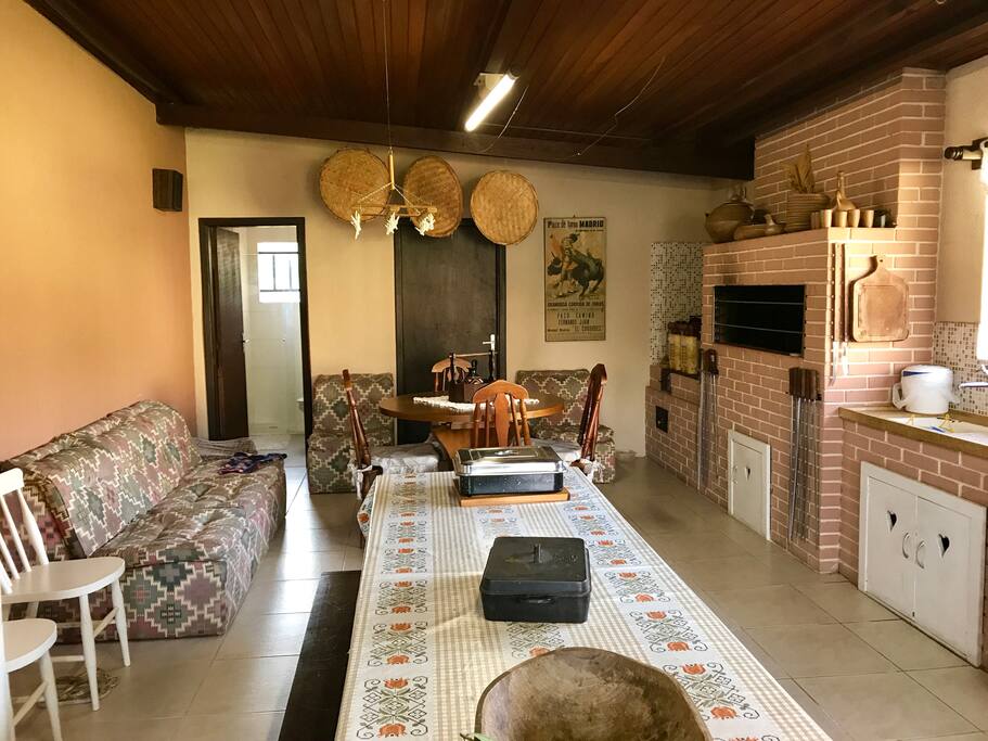 Espaço Gourmet com churrasqueira e fogão campeiro