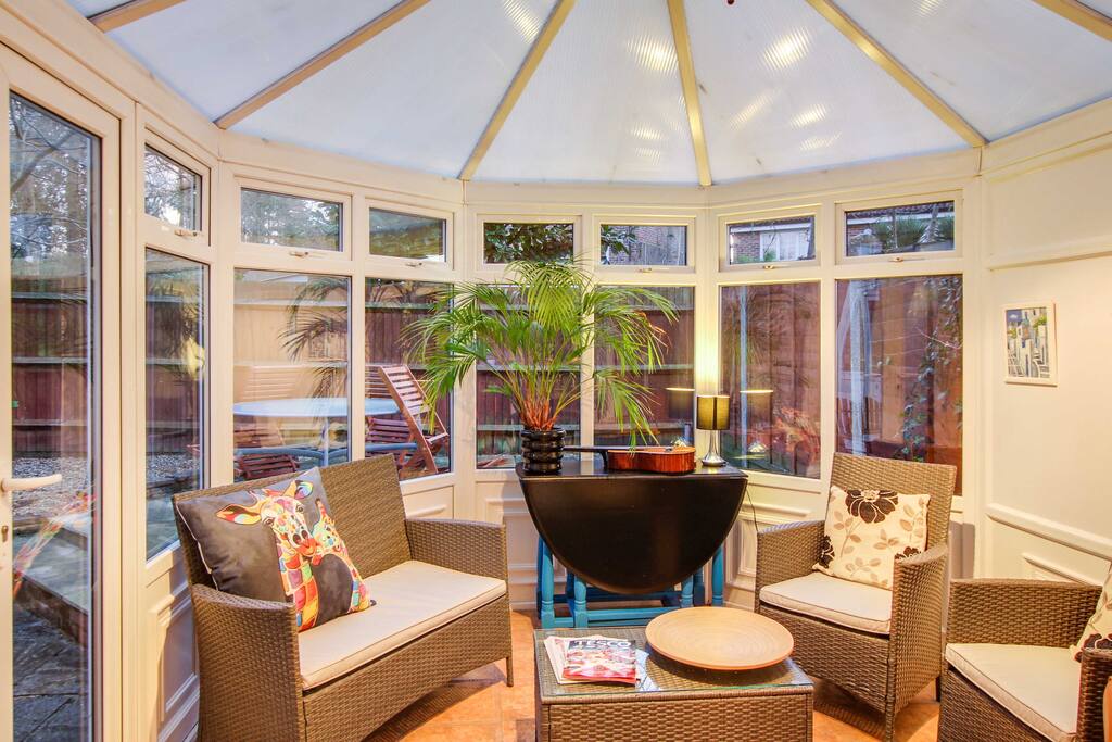 conservatory seating for 6 guests