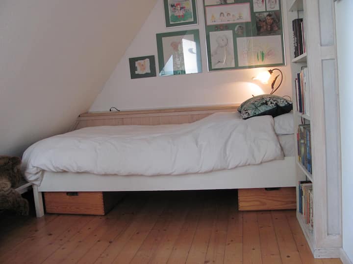 Ruhiges Zimmer im Einfamilienhaus, großer Garten - Häuser ...