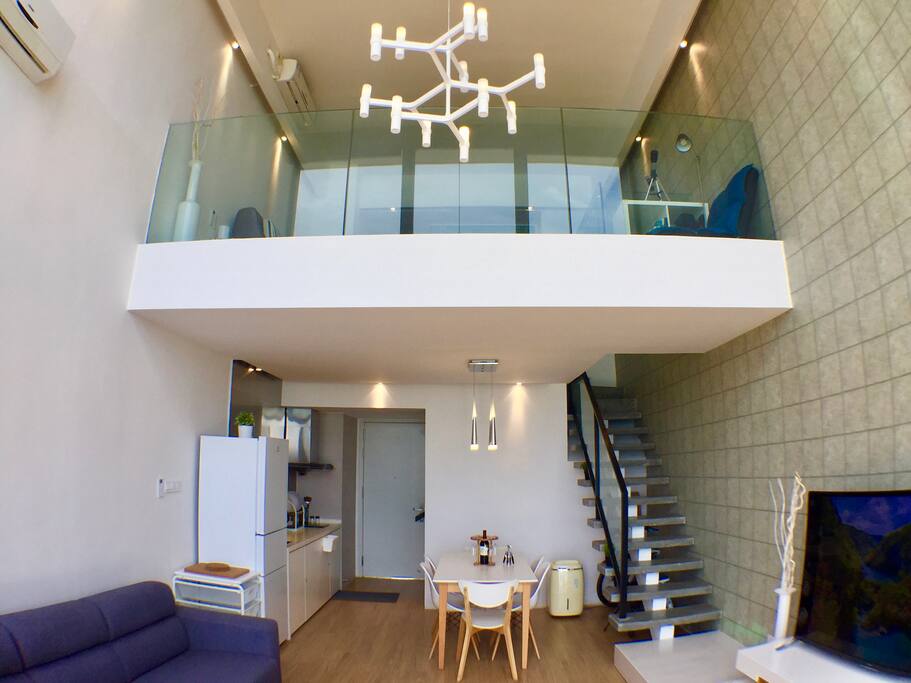 複式: 全開放式設計,特色樓梯間,上下層雙衛浴,時尚傢俬 Duplex: Open-plan layout, stylish staircase, bathrooms on both floors, stylish furnitures