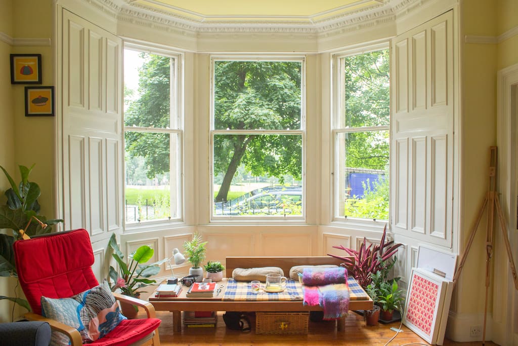 The bright and spacious living room overlooks the castle.