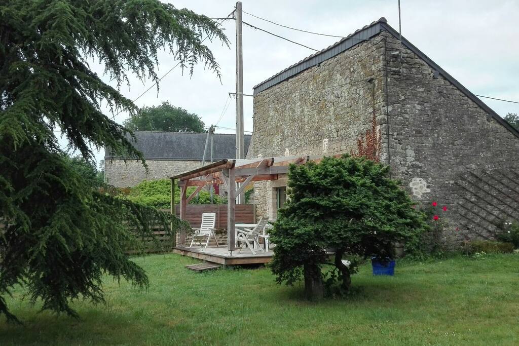 Une terrasse ensoleillée à l'arrière de la maison