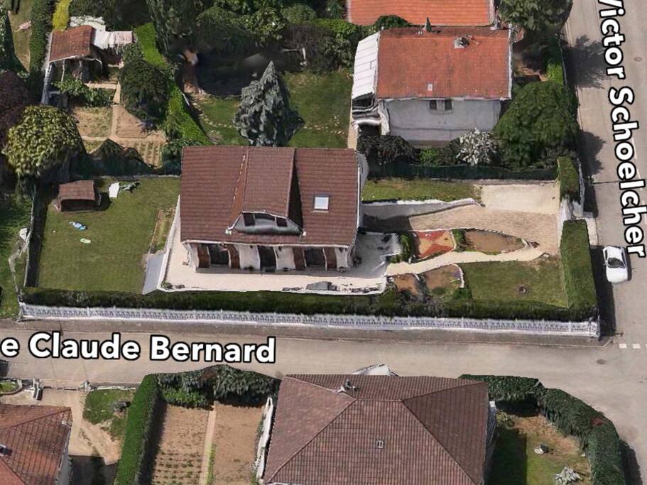 Vue aerienne de la maison avec sa terrasse et le jardin