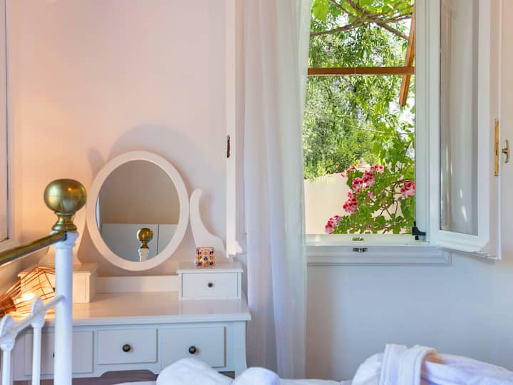 غرفة النوم الأولى