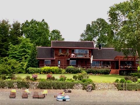 Beautiful house on the shore of Calafquen Lake