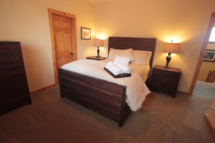 The single queen suite shares a Jack and Jill bathroom with the double queen suite.