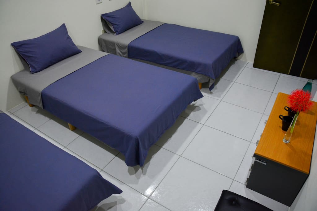 A picture with 3 single beds room.