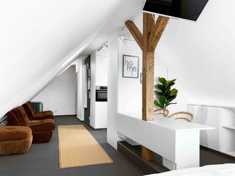 EXCLUSIVE | Top Floor near HBF Main Station for 4