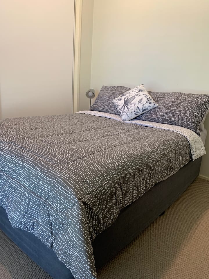 Une petite chambre avec lit double est idéale pour cette personne supplémentaire - ou deux