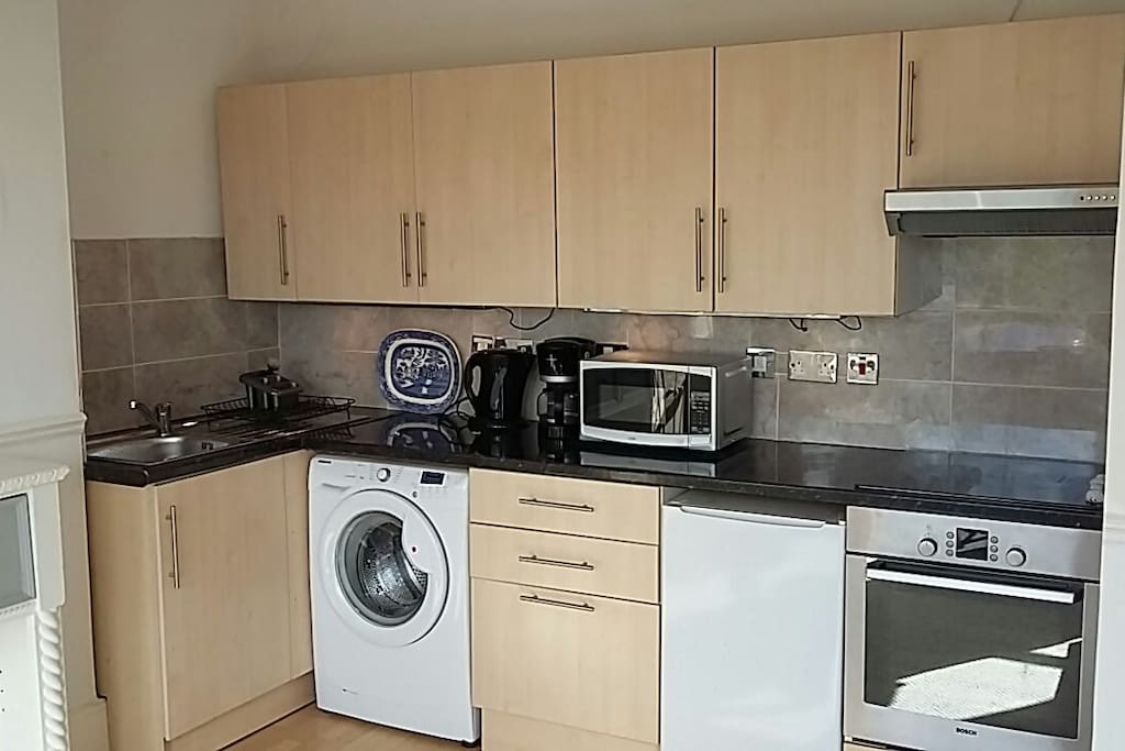 Fully-equipped kitchen with washer and clothes dryer