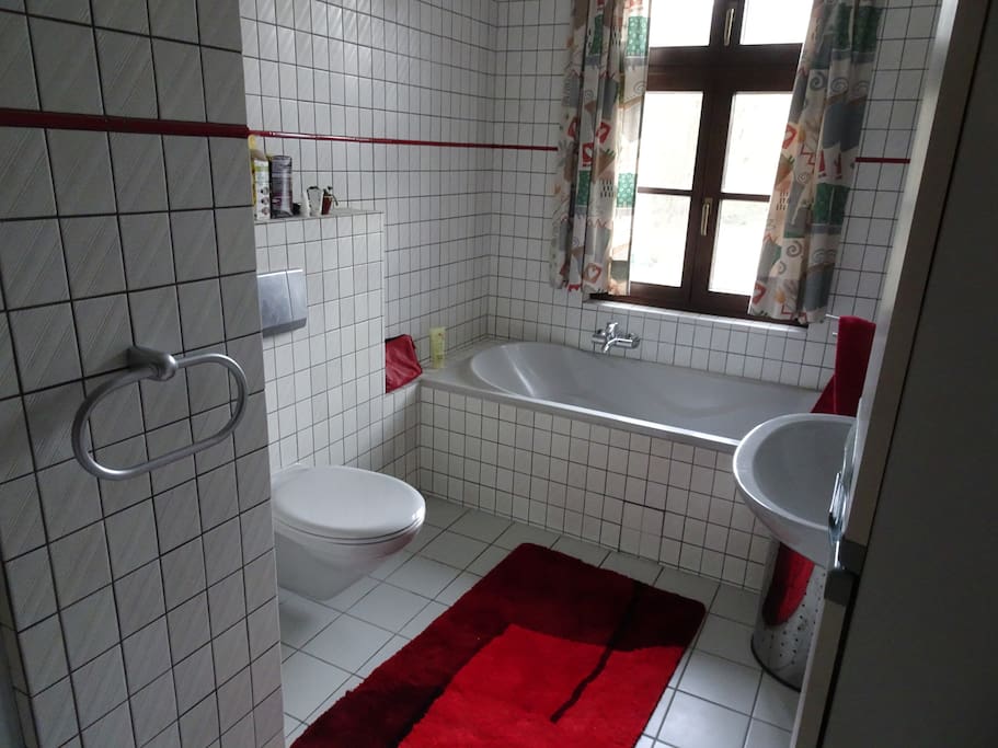 Bad mit Dusche und Wanne